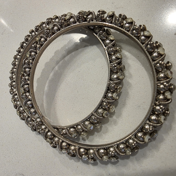 Elegant Silver and Black Bangle Set - Picture 6 of 6